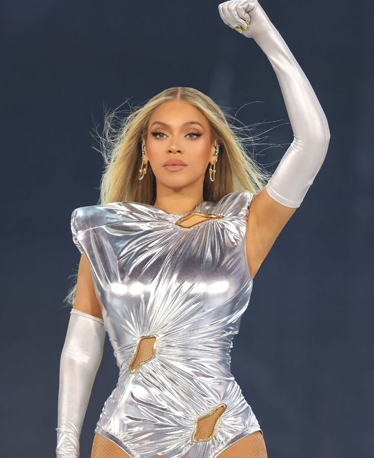 beyonce with a fist up during concert